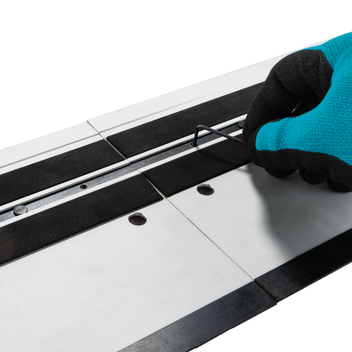 Makita 198885-7 Feature Shot (installing 1) - Thumbnail