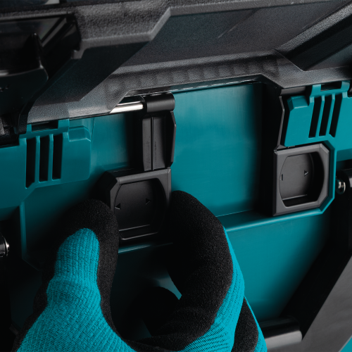 Makita BCC02 Feature Shot (lid pins locking) - Thumbnail