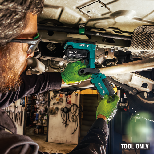 Makita DML819 Action Shot 1 - Thumbnail