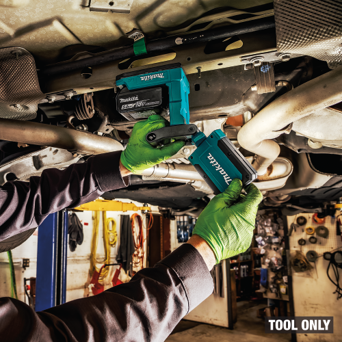 Makita DML819 Action Shot 6 - Thumbnail