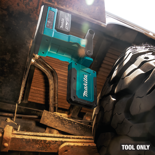 Makita DML819 Action Shot 7 - Thumbnail