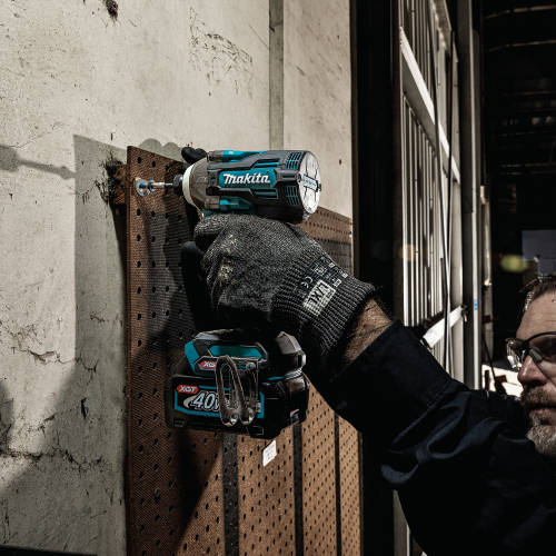 Makita GDT04D Action Shot (screws) - Thumbnail
