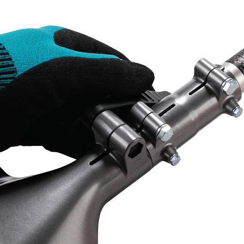 Makita VL001GZ Feature Shot (unlocking screed clamp) - Thumbnail