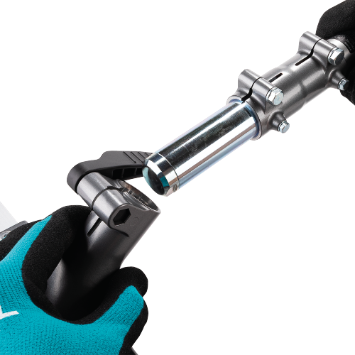 Makita VL001GZ Feature Shot (inserting screed) - Thumbnail